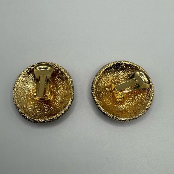 Vintage 1928 Textured Gold Tone Clip-on Earrings Filigree Scroll Big Round Dome - Picture 2 of 4